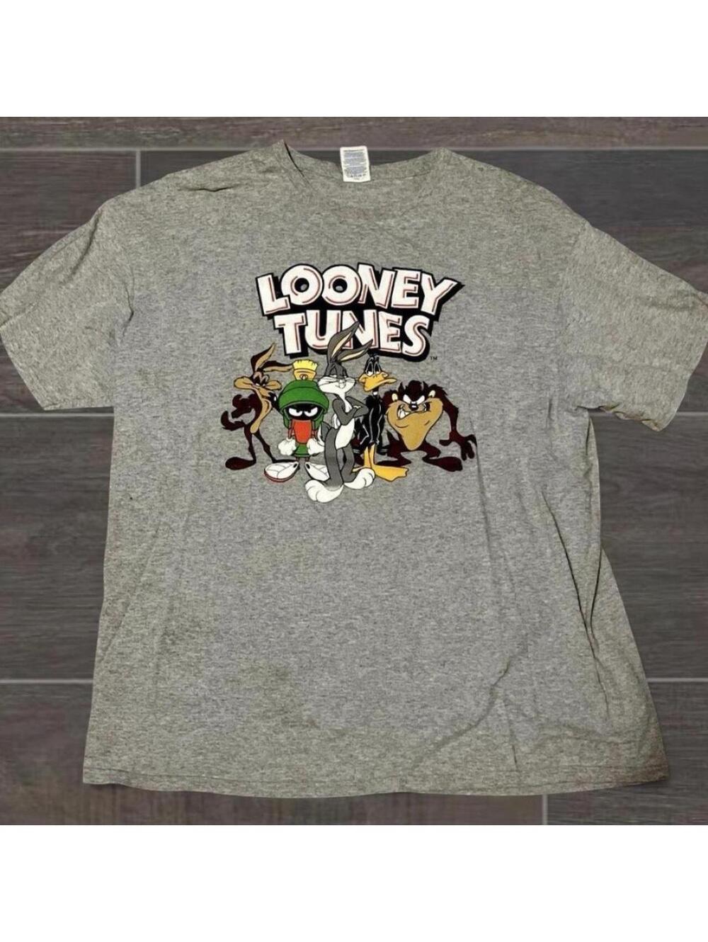 XL Looney Tunes light grey tshirt, with nice front hit,